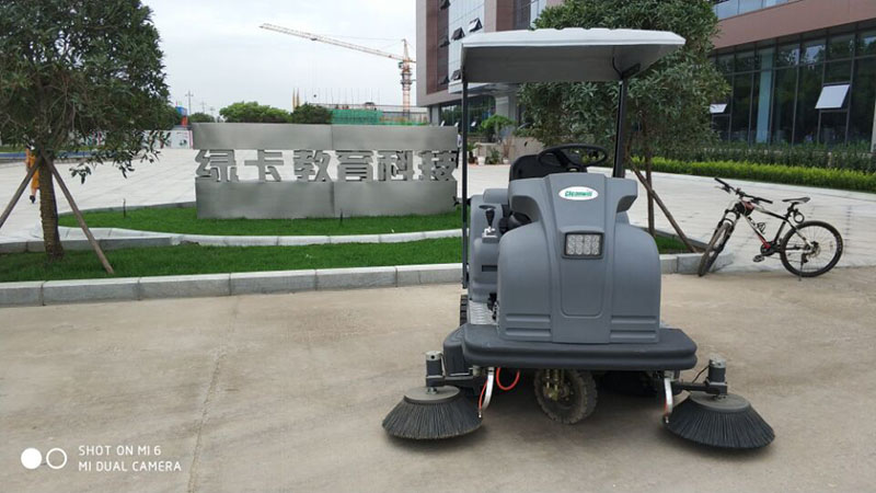 綠卡教育科技選擇克力威品牌掃地車(chē)