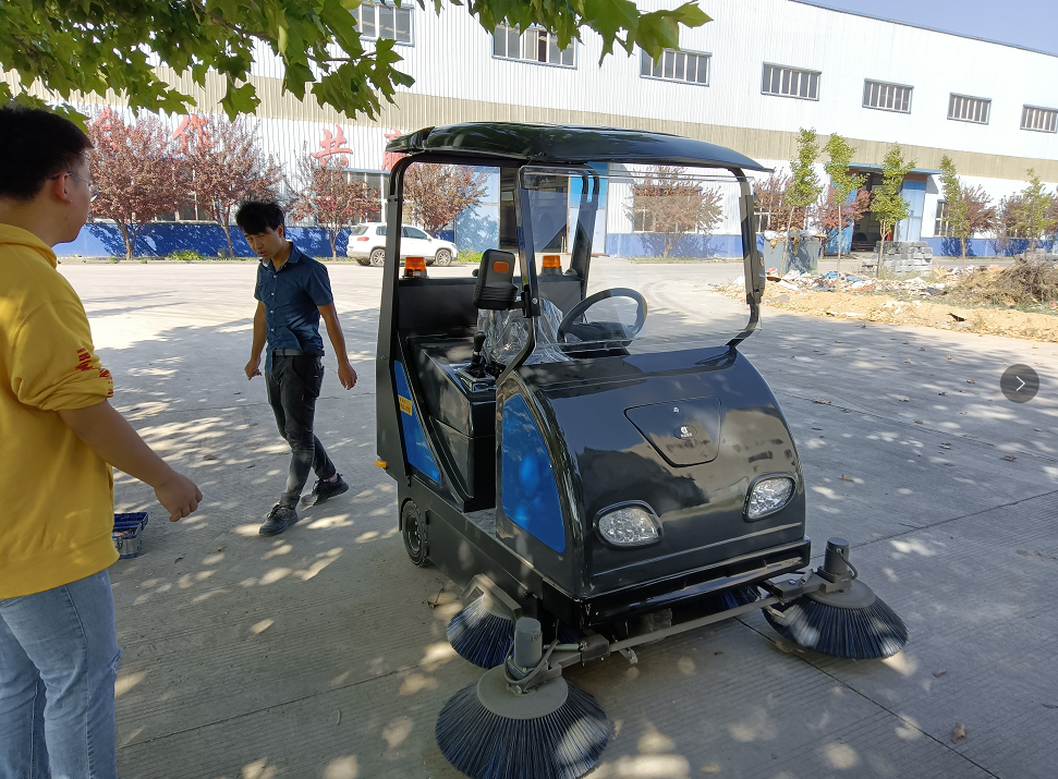 中小型廠區(qū)清掃車推薦鼎潔盛世DJ1800A掃地機(jī)17