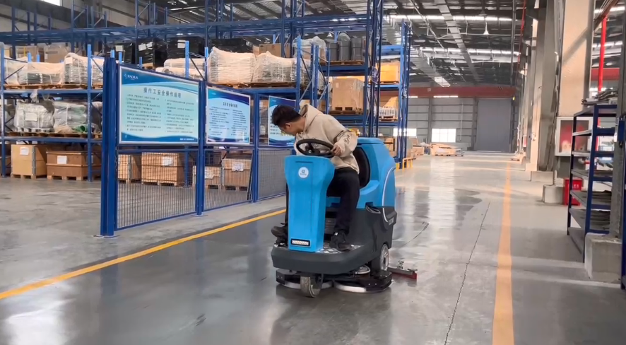  鼎潔盛世駕駛洗地機(jī)“入駐”威迪斯車間99